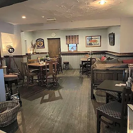 The Royal Oak 2*